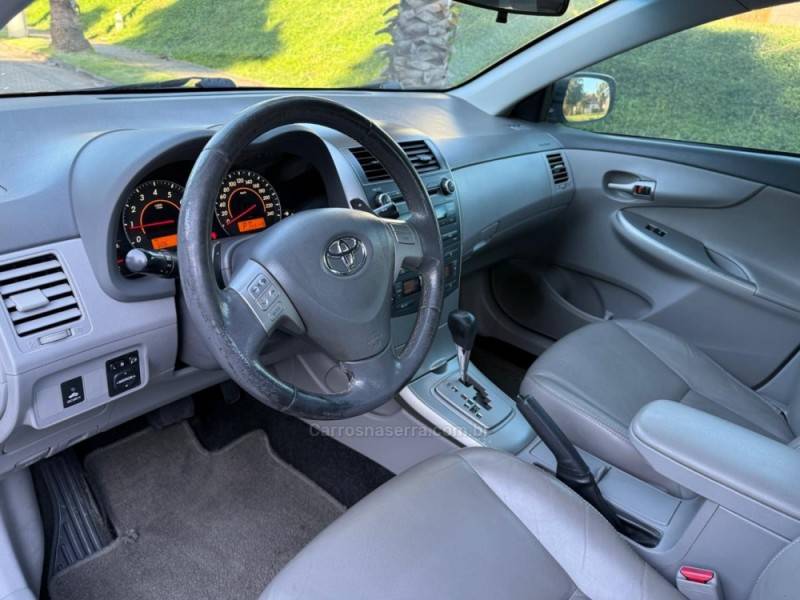 TOYOTA - COROLLA - 2010/2011 - Preta - R$ 50.900,00