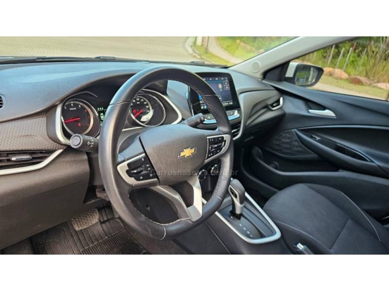 CHEVROLET - ONIX - 2023/2024 - Branca - R$ 95.900,00