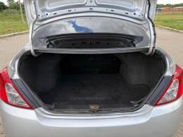 NISSAN - VERSA - 2015/2016 - Prata - R$ 27.900,00