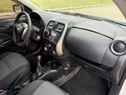 NISSAN - VERSA - 2015/2016 - Prata - R$ 27.900,00