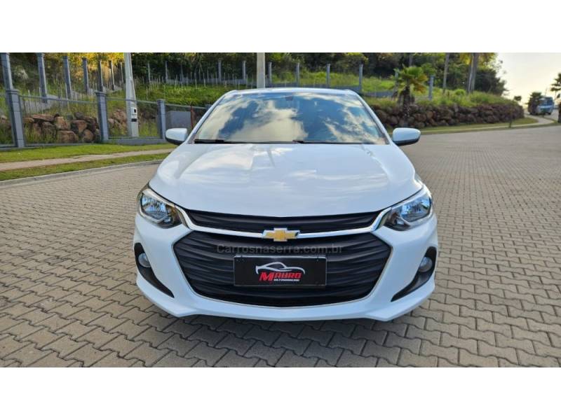 CHEVROLET - ONIX - 2023/2024 - Branca - R$ 95.900,00