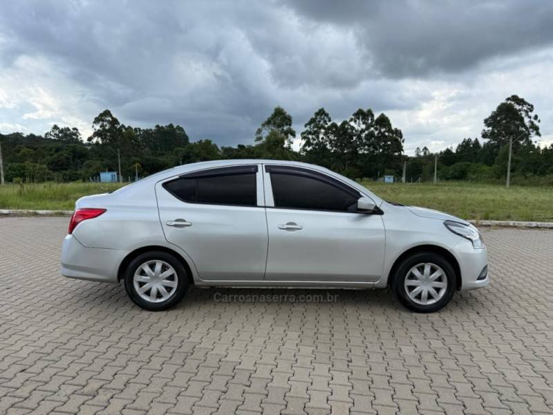 NISSAN - VERSA - 2015/2016 - Prata - R$ 27.900,00