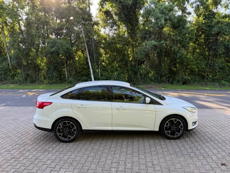 FORD - FOCUS - 2018/2019 - Branca - R$ 66.900,00