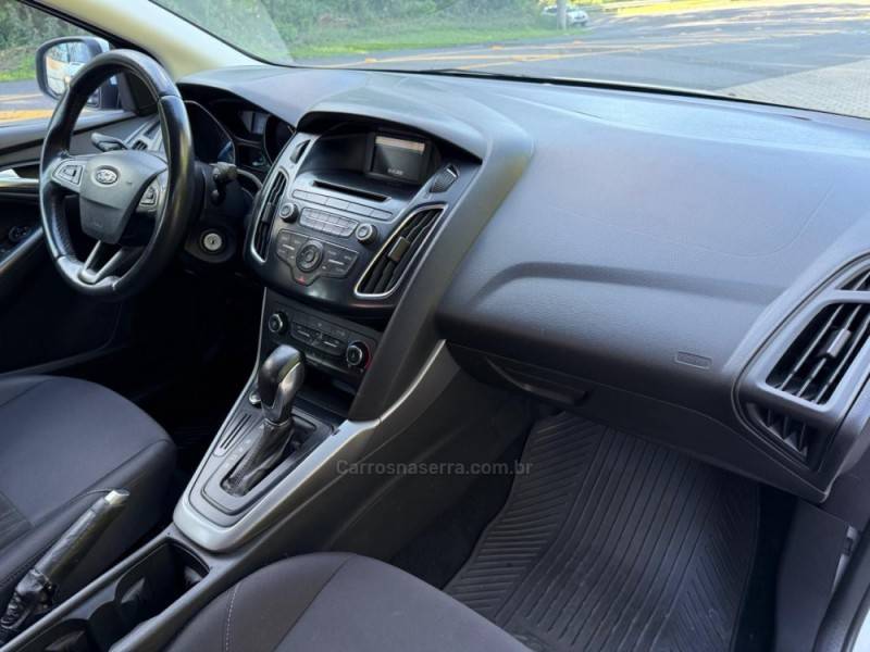 FORD - FOCUS - 2018/2019 - Branca - R$ 66.900,00