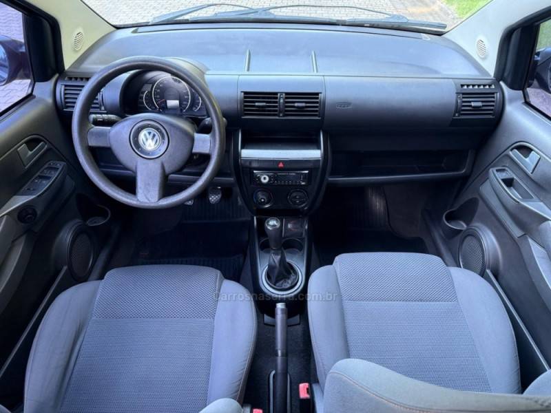 VOLKSWAGEN - FOX - 2009/2010 - Preta - R$ 27.900,00