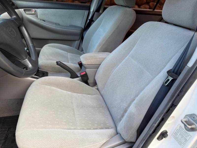 TOYOTA - COROLLA - 2005/2006 - Branca - R$ 38.900,00