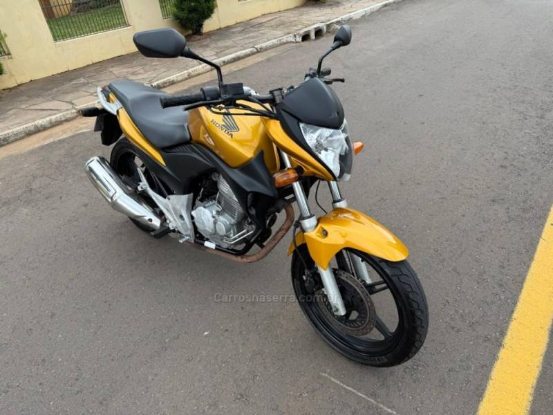 HONDA - CB 300R - 2009/2010 - Dourada - R$ 11.900,00