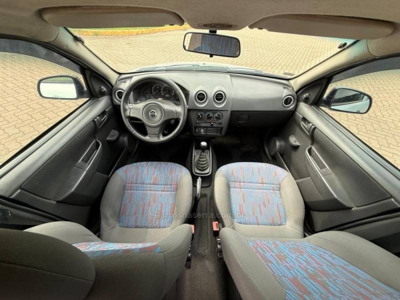 CHEVROLET - CELTA - 2010/2011 - Prata - R$ 28.900,00