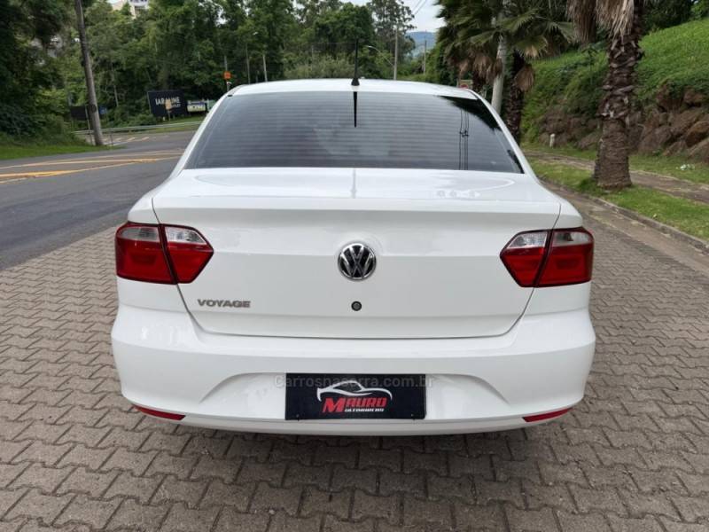 VOLKSWAGEN - VOYAGE - 2020/2021 - Branca - R$ 53.900,00