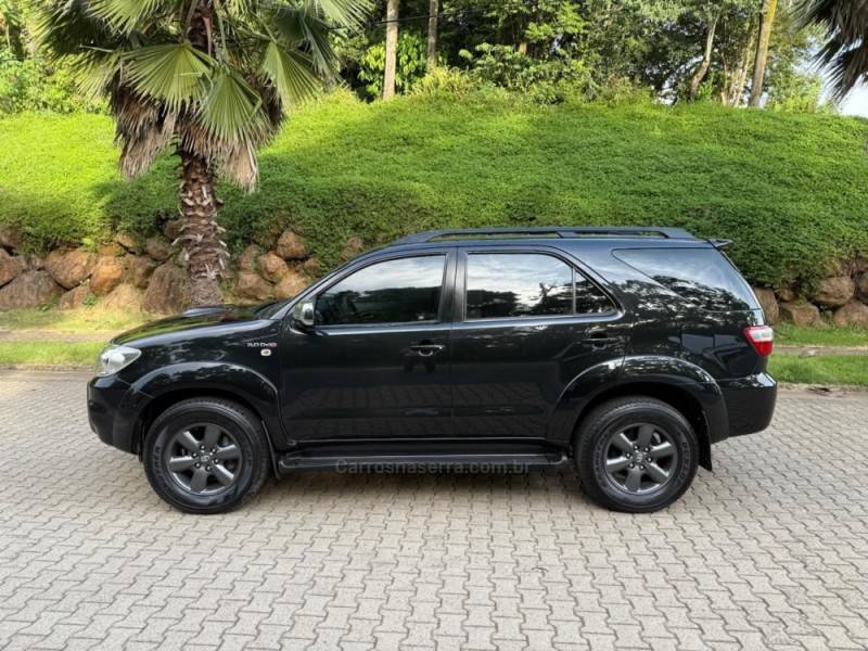 TOYOTA - HILUX SW4 - 2010/2010 - Preta - R$ 116.900,00