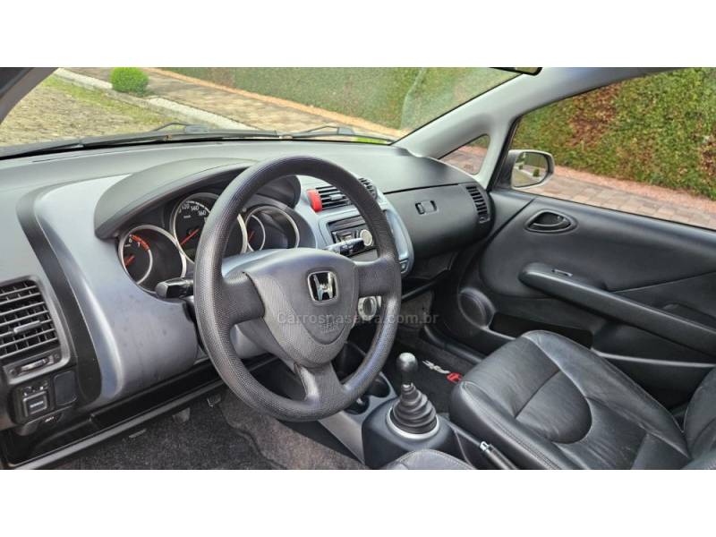 HONDA - FIT - 2007/2008 - Dourada - R$ 33.900,00