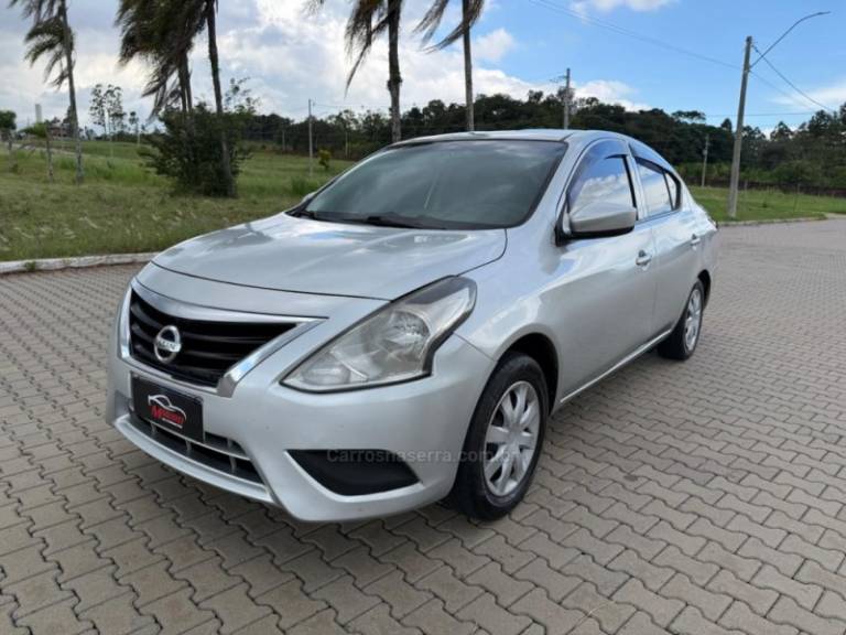 NISSAN - VERSA - 2015/2016 - Prata - R$ 27.900,00