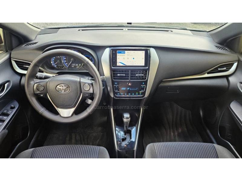TOYOTA - YARIS - 2019/2020 - Cinza - R$ 82.900,00