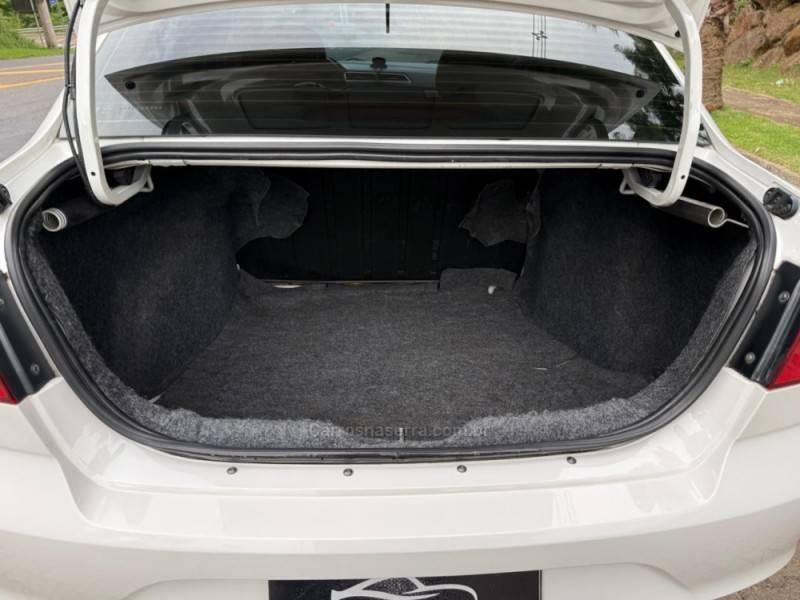 VOLKSWAGEN - VOYAGE - 2020/2021 - Branca - R$ 53.900,00