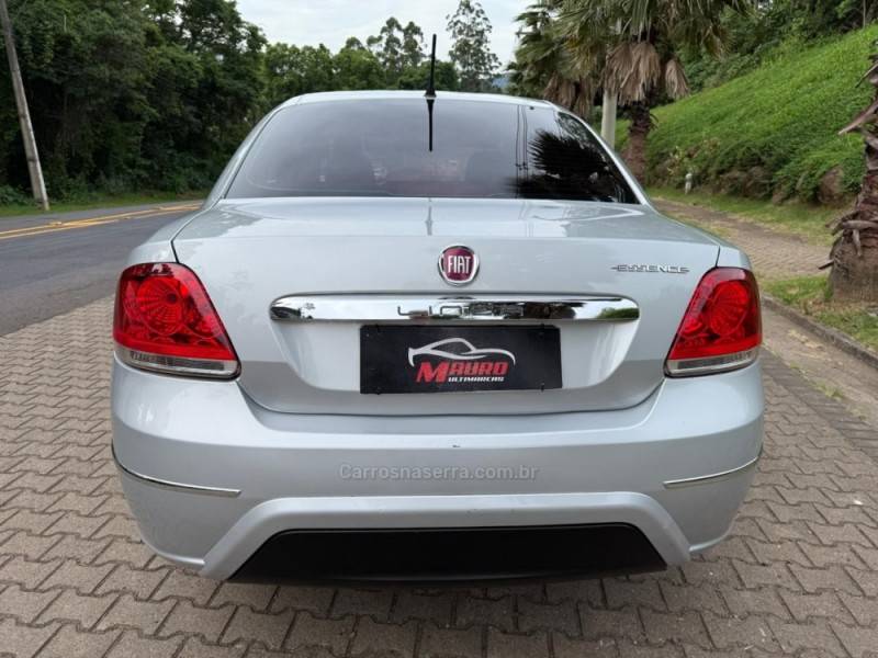 FIAT - LINEA - 2011/2012 - Prata - R$ 32.900,00