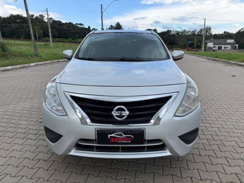 NISSAN - VERSA - 2015/2016 - Prata - R$ 27.900,00