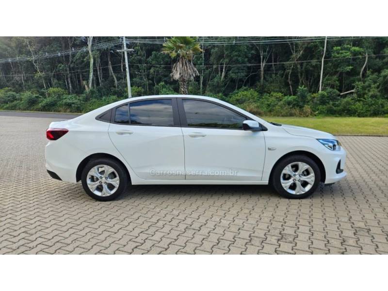 CHEVROLET - ONIX - 2023/2024 - Branca - R$ 95.900,00