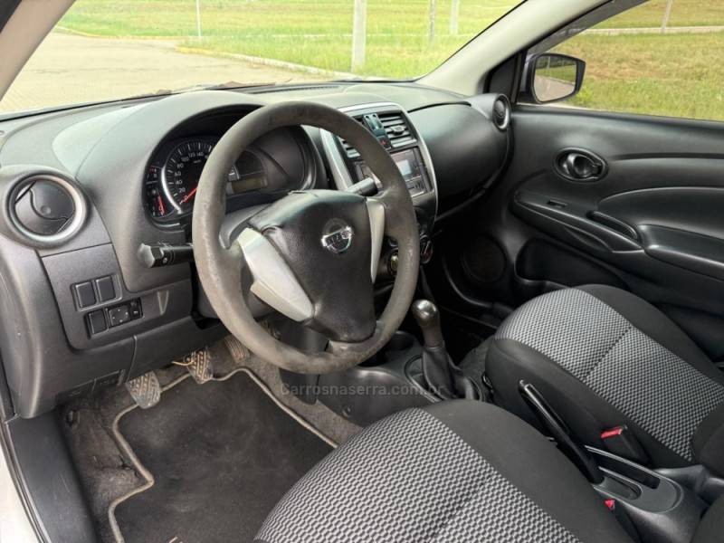 NISSAN - VERSA - 2015/2016 - Prata - R$ 27.900,00